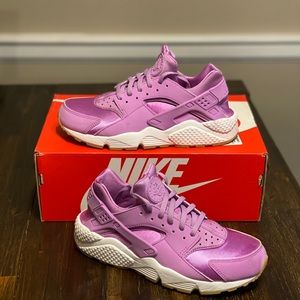 Women’s Nike Air Huarache Size 10